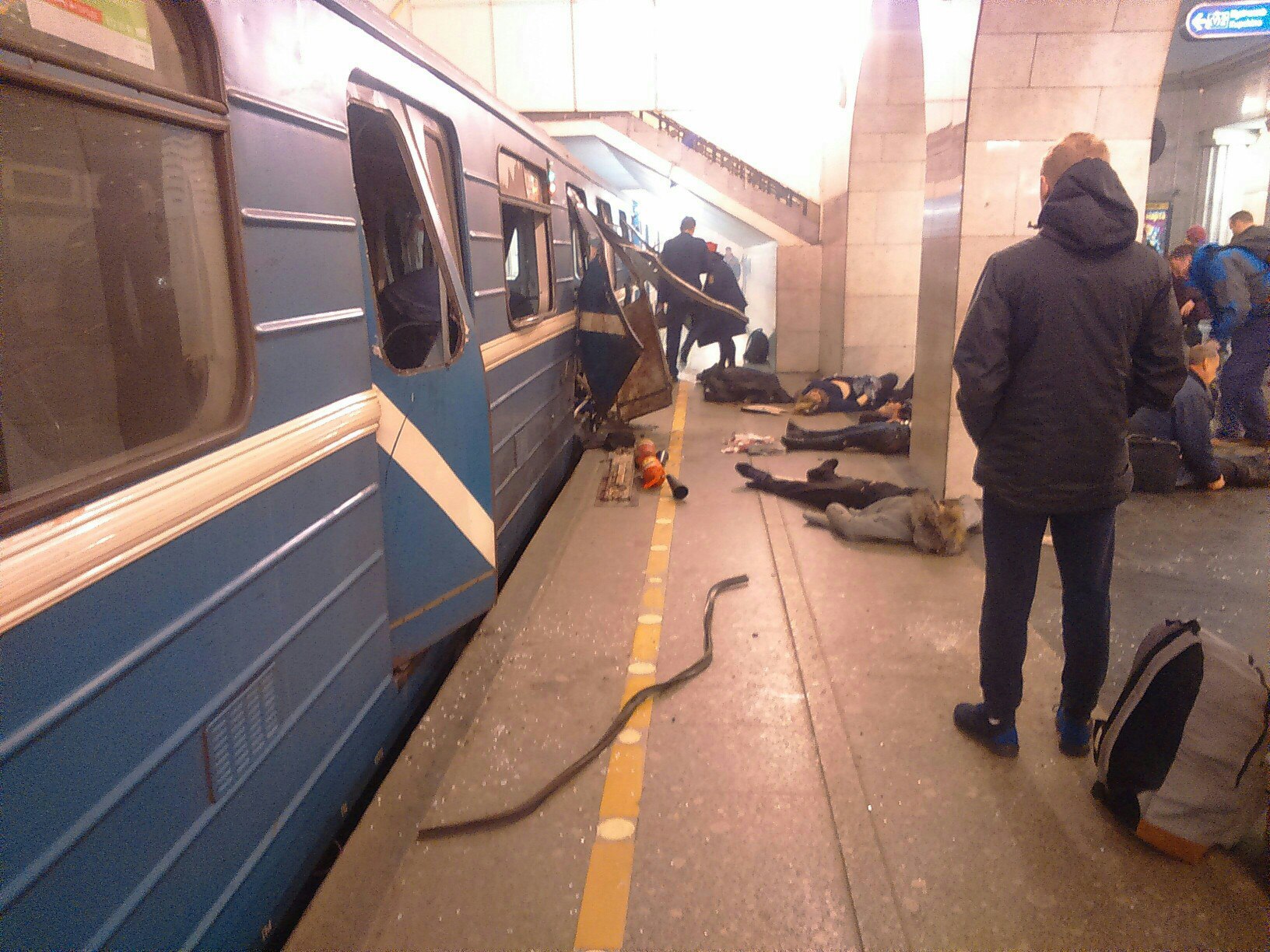 Власти сообщили о 50 пострадавших при взрывах в Петербурге (Трансляция с Сенной площади в Санкт-Петербурге)